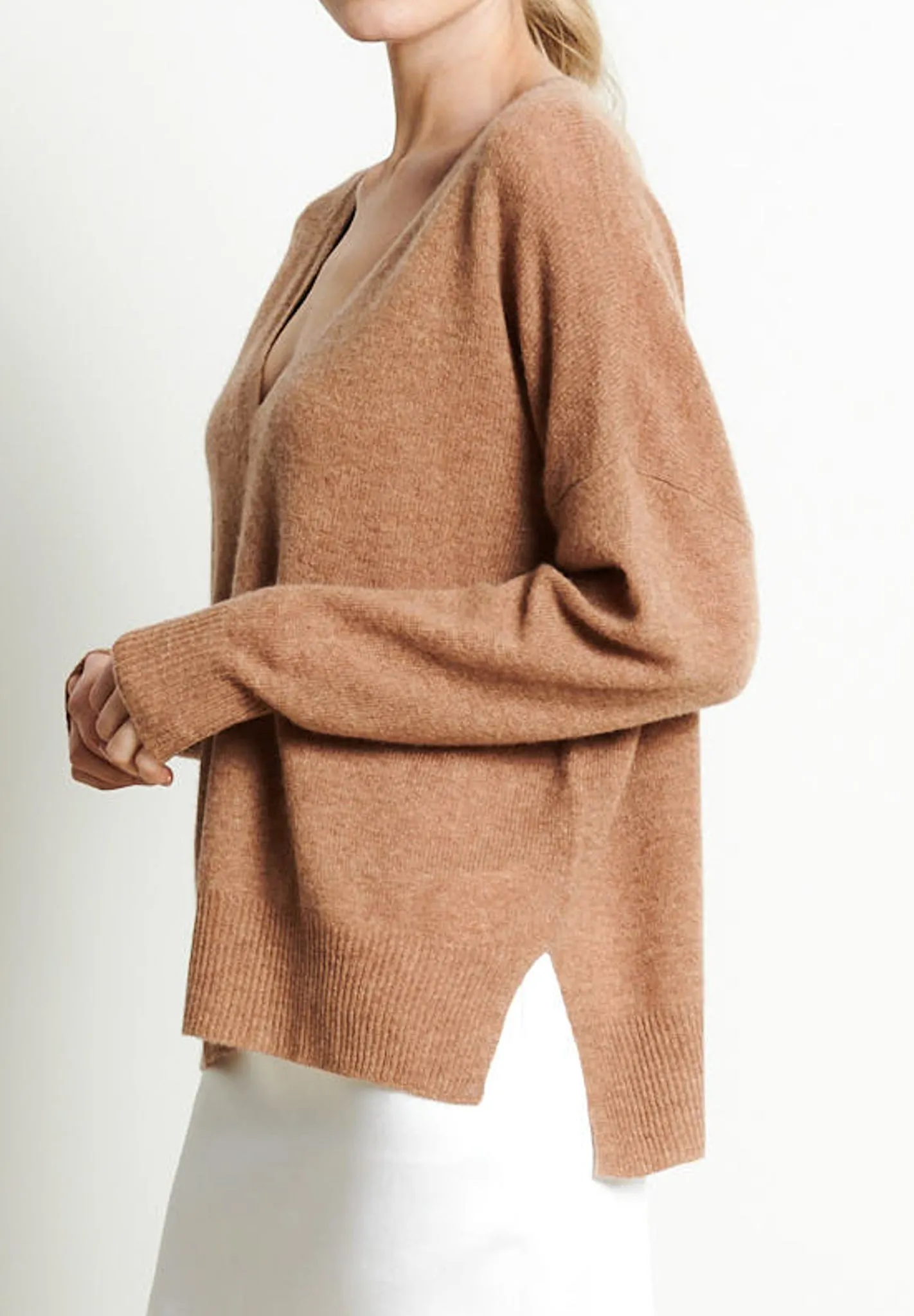 RIA 3 Pull col V profond oversize en cachemire camel